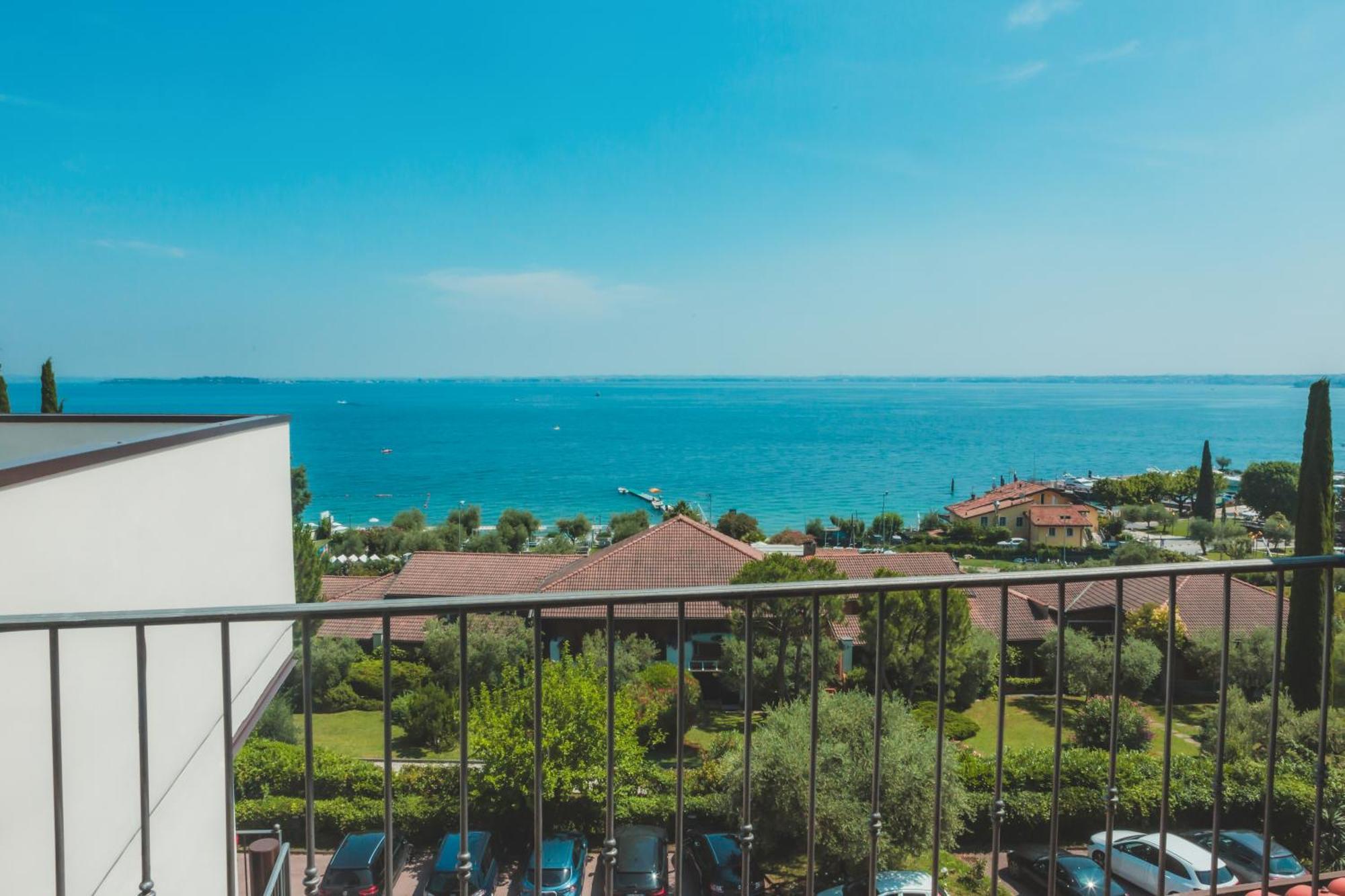 Ahg Riva Del Sole Hotel - Adults Only Moniga del Garda Exteriör bild