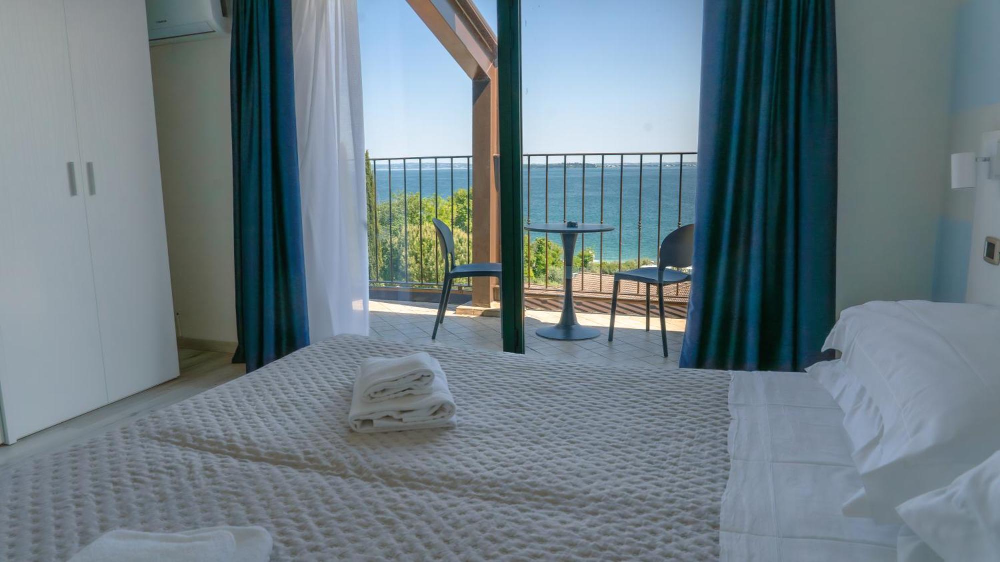 Ahg Riva Del Sole Hotel - Adults Only Moniga del Garda Exteriör bild